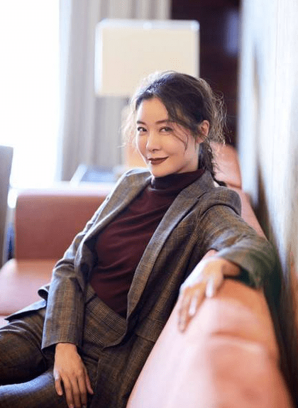 因为柯蓝明白,没钱无法生活,无法学习,连学习和生存都坚持不下去拿