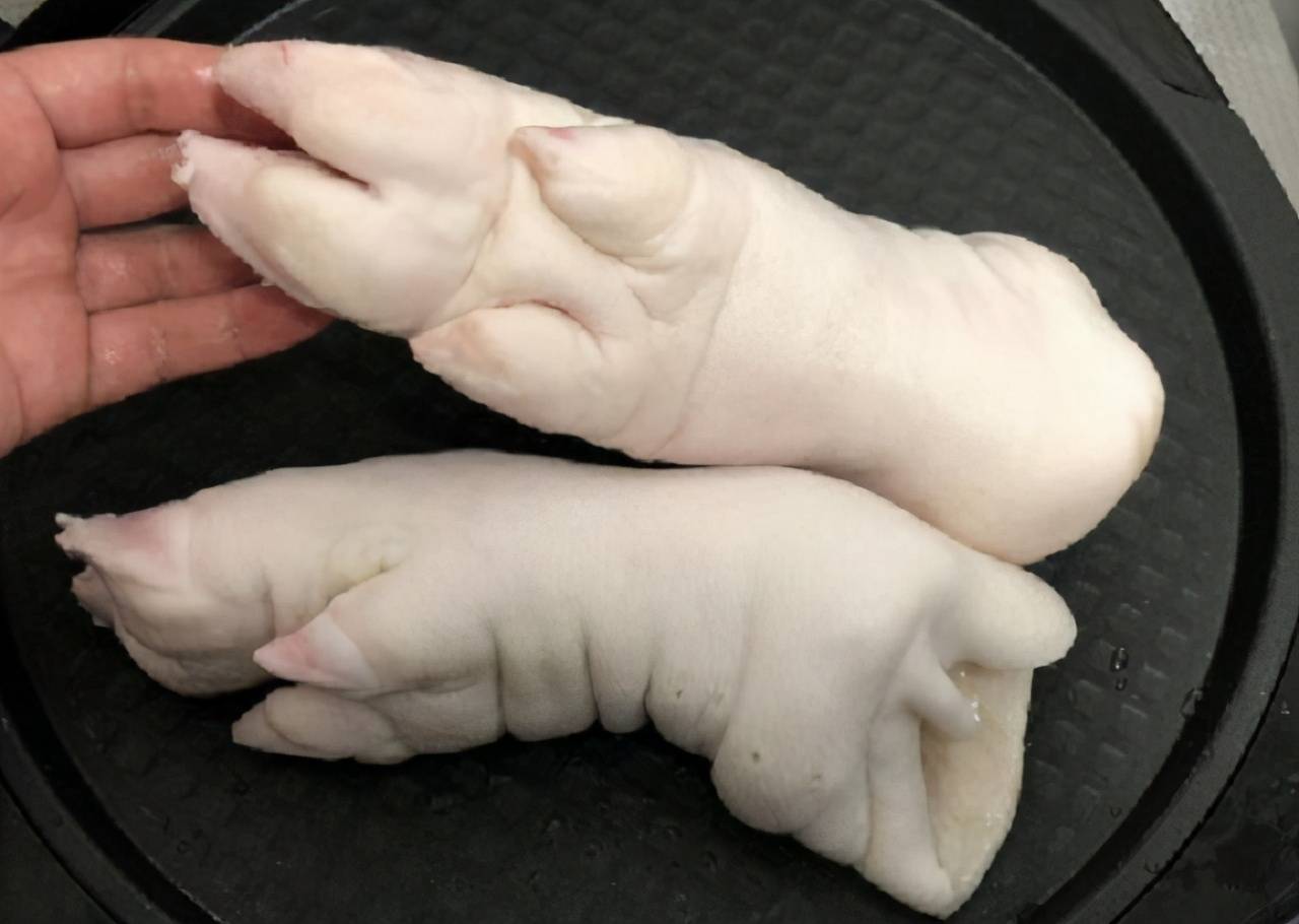 买猪蹄,挑肥的还是瘦的好?牢记这1句顺口溜,下回别再买错