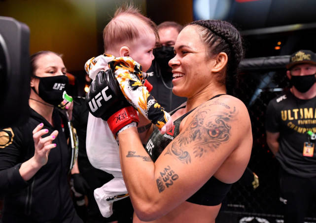 UFC母狮抱着女儿欢庆卫冕,是同性爱情结晶,李景亮一句话亮了_阿曼达·努涅斯