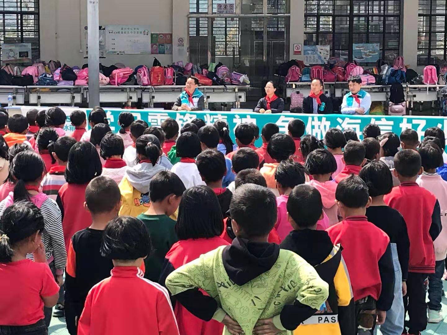 雷锋日他们这样度过!“海信真空冰箱·雨辰助学”发起学雷锋活动-家电圈官网