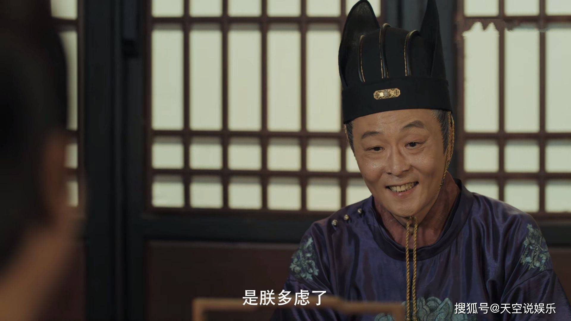 再来看看贺太师,这个角色从出场就给观众一种高深莫测的感觉,每天钓鱼