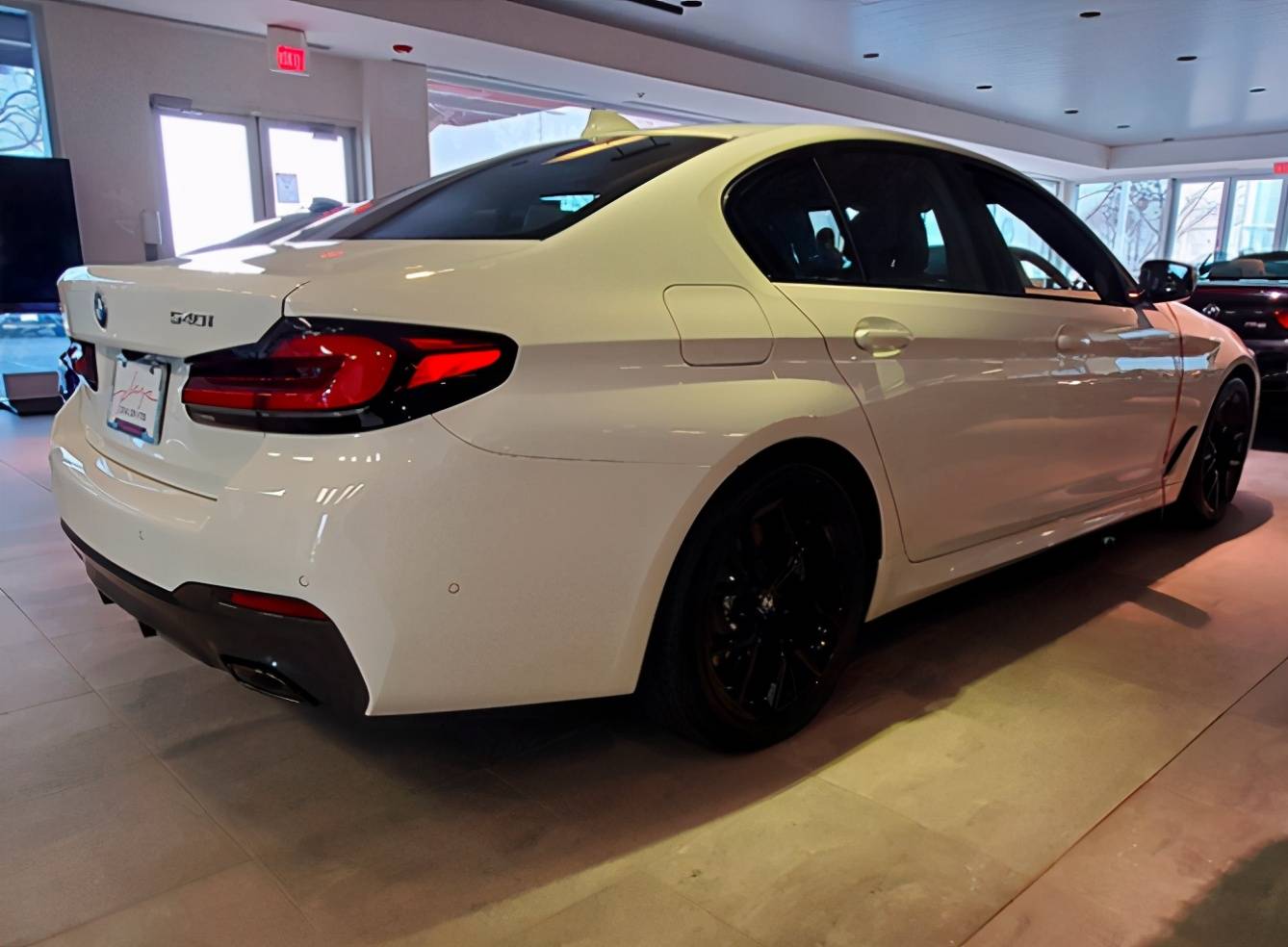 宝马540i到店实拍大量熏黑套件并搭30t双增压四驱