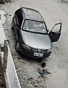 搞笑gif段子大哥你没看见前面有人就这样开过去了