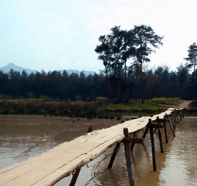 湘西的木桥，那是一道独具特色的风景线，还有很多美丽的传说