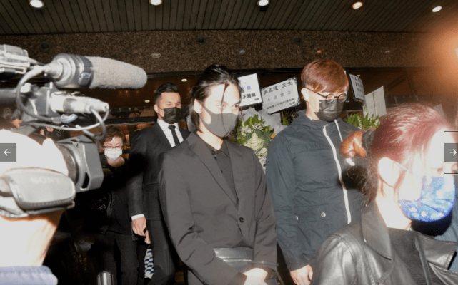 吴孟达遗孀侯燕珊与儿子同车离开灵堂母子俩神情哀痛令人心酸