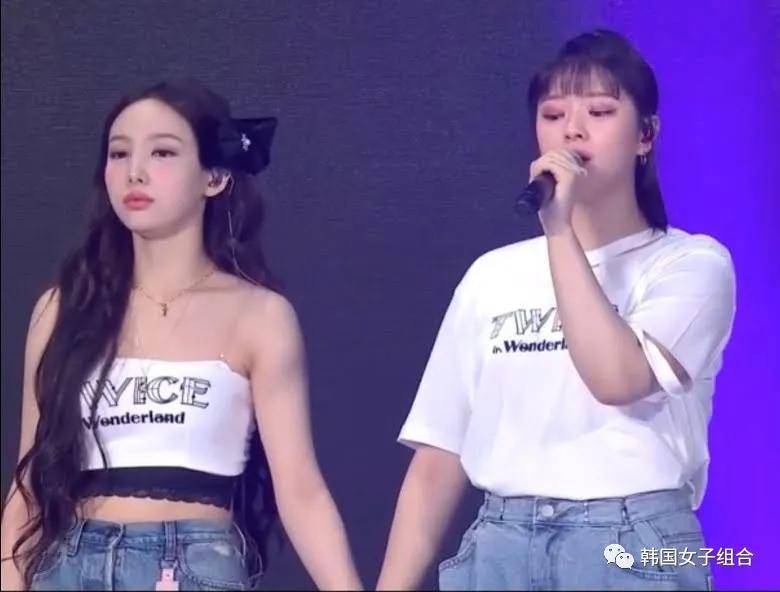 她鼓足勇气站上舞台,队友默默支持的方式,真是令人感动的这个女团!