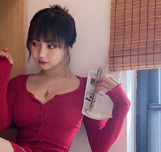 女主播被造谣"多人运动",刚胜诉不久,又开始秀奔放风格照片_洛丽塔
