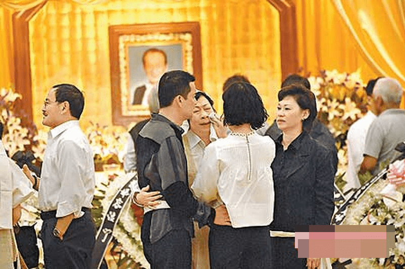 吴孟达昔日未能替师父扶灵,如今师母穿素衣送他最后一程