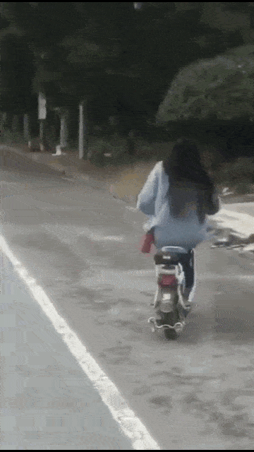 图片[1]-GIF搞笑段子：是路太滑还是小姐姐骑车技术太好了。-妖次元