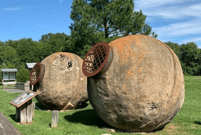 旧影拾记：美国加利福尼亚州发现的两个大圆球，其作用至今是个谜