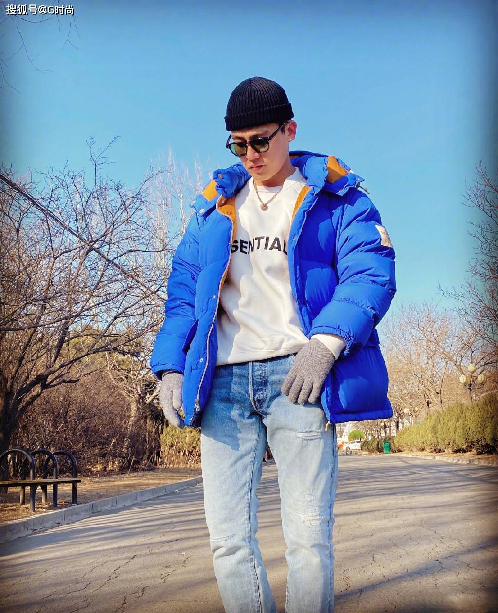 欧豪身着蓝色羽绒服搭休闲牛仔墨镜,潮范儿十足