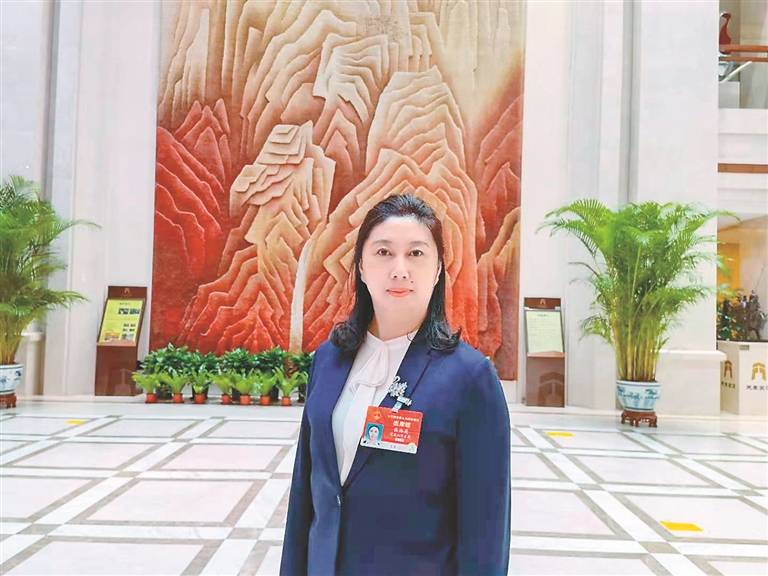 听来自女代表女委员的心声_李亚兰