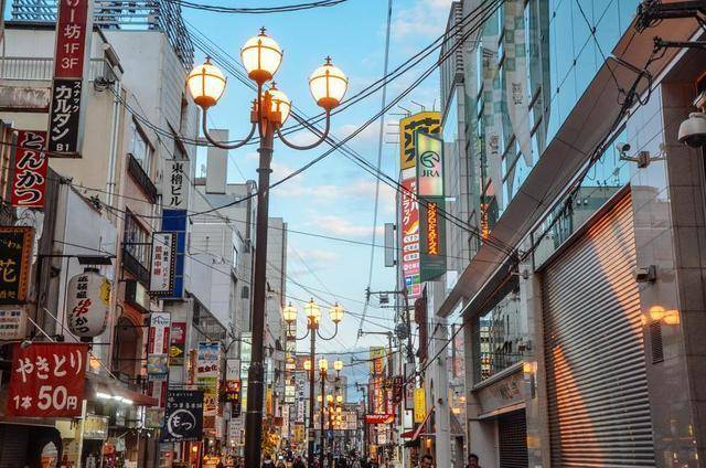 大阪一改以往日本刻板印象，大阪铁塔下的热情与梦幻真的很下饭