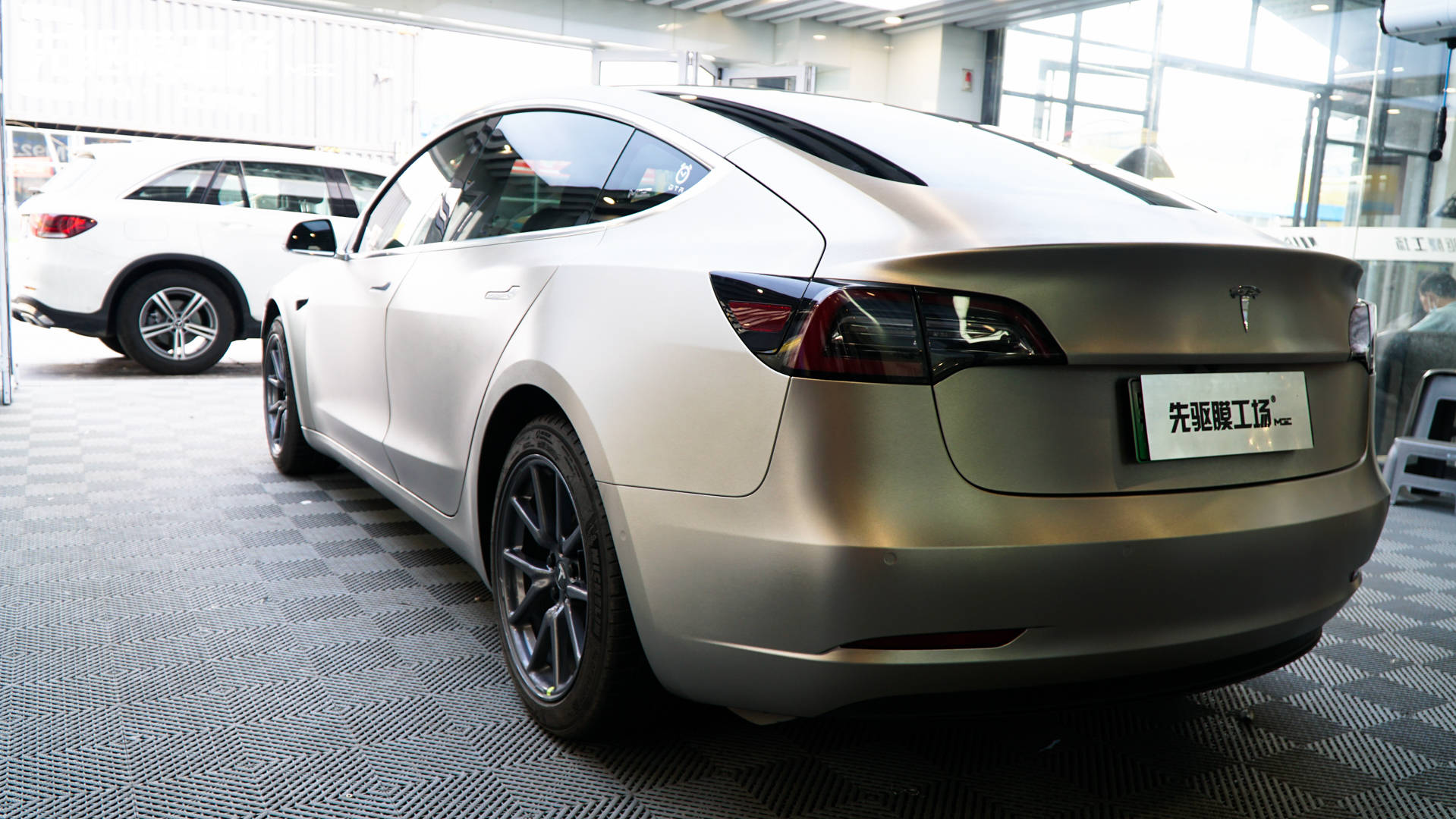 疾风加速靓丽全程特斯拉modle3改色金属拉丝灰