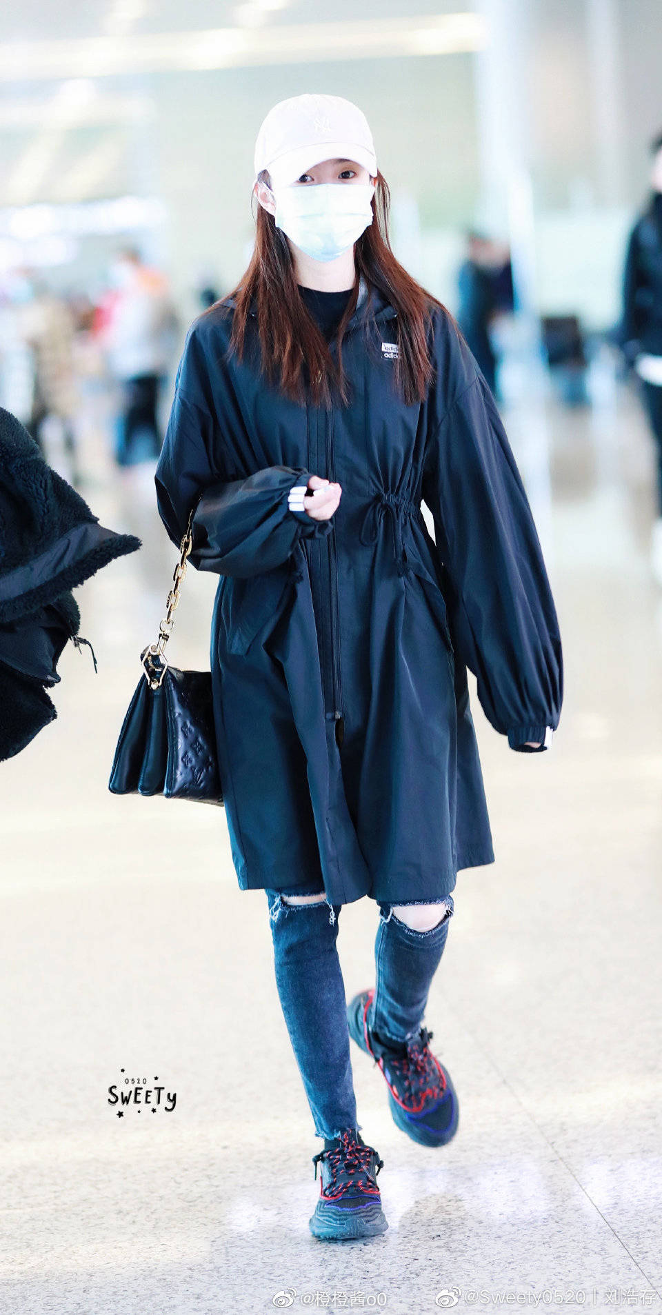 开春后女星机场照吴宣仪是时尚绝缘体张小斐这腿也太细了吧