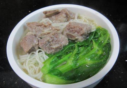 精选美食 排骨汤面 麻辣水煮鱼 大葱炒肉 酸辣脆猪皮的做法 加料酒