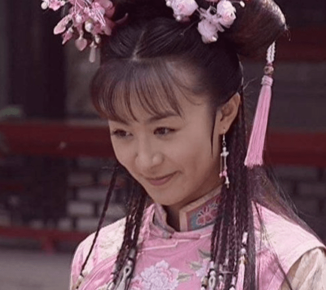 《康熙秘史》是李菲儿的首部电视剧,她出演了清纯可爱的"固伦端敏格格