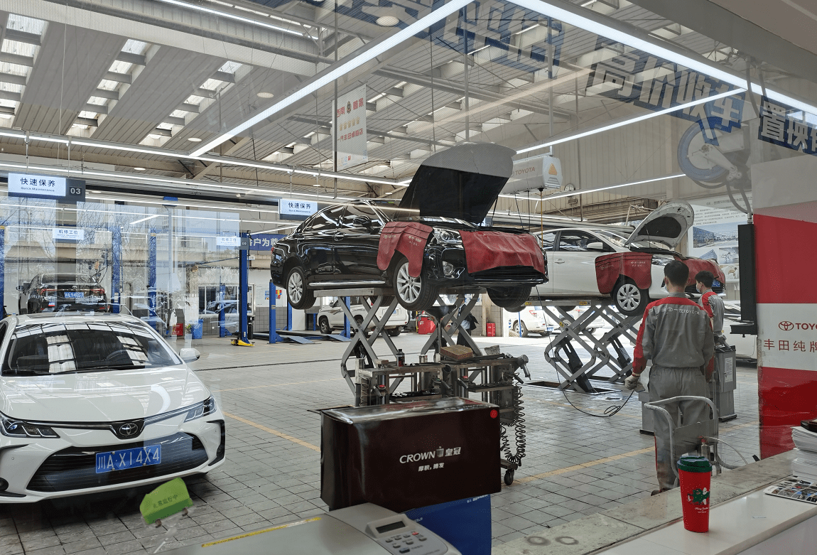 探店丰田4s店展厅人满为患新款凯美瑞成关注焦点