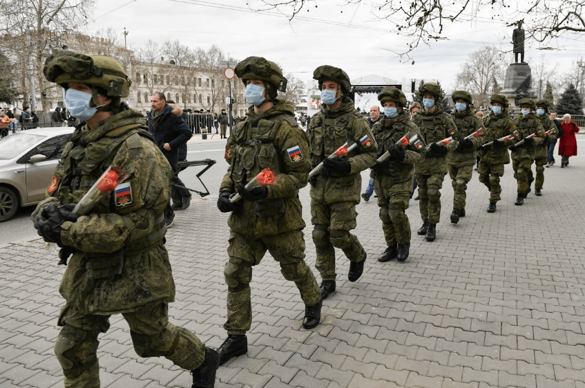 俄罗斯黑海舰队的士兵在塞瓦斯托波尔的纳希莫夫广场上庆祝国际妇女节