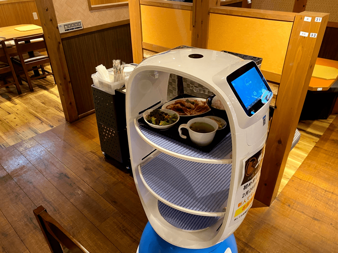 日本街头再现多家擎朗送餐机器人餐馆,健康品味一步到位!