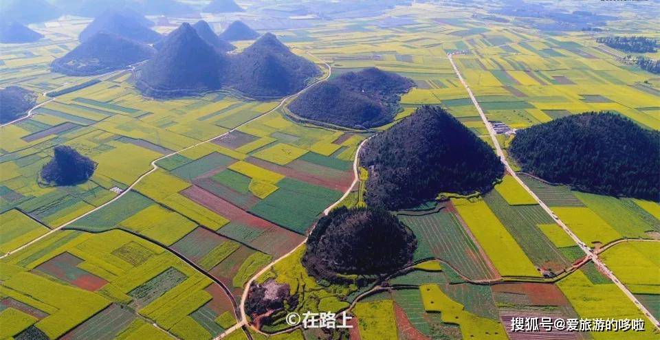 為單一的油菜花田增加了不少趣味還有峰巒起伏的喀斯特錐形山遍佈著