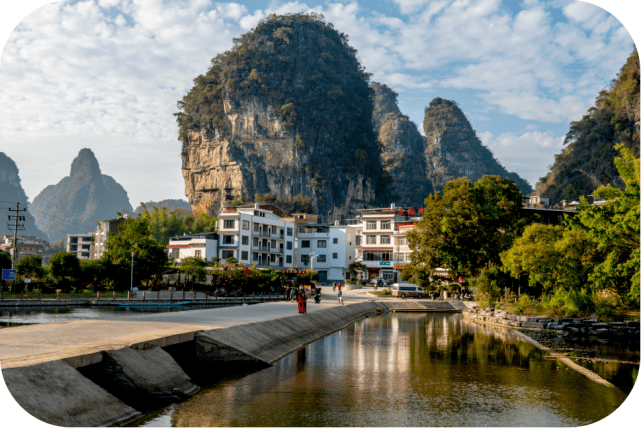 川岩村今年3月7日,桂林市长秦春成在全国"两会"期间,当面向人大代表和