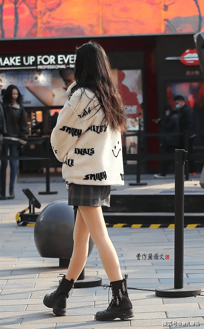 由于这样的搭配,可以更大面积地展示美腿,所以,丝袜的选择要讲究一些.