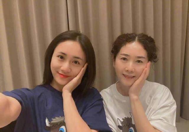 你是妈妈的宝那妈妈也是你的心头肉吗刘芸晒与61岁妈妈的合照