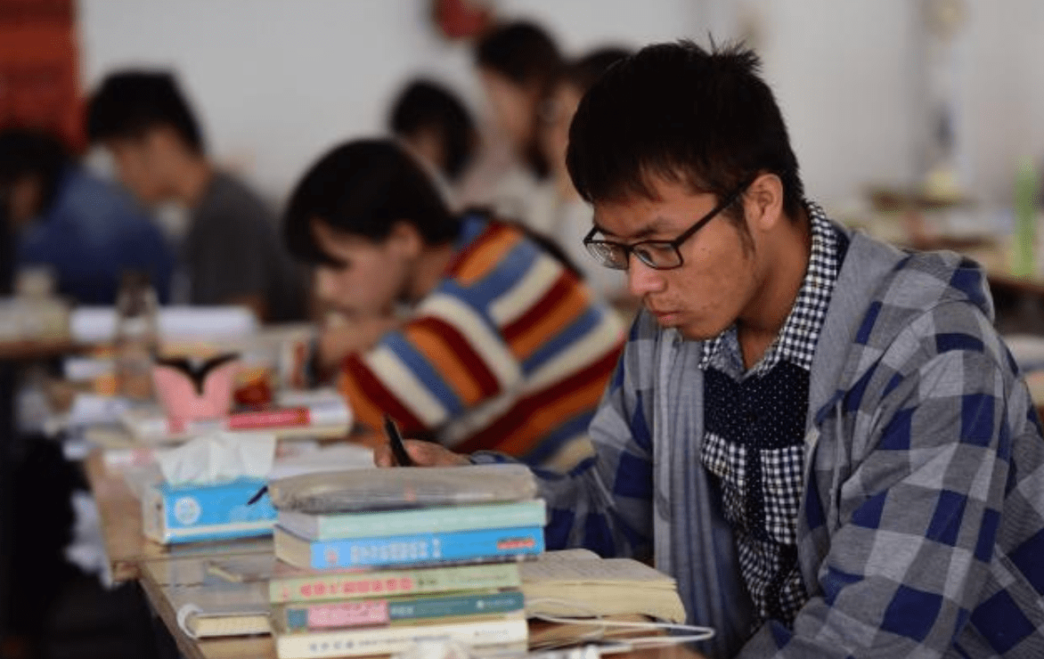 大学生课上认真听讲 课下按时锻炼 导员 再这样就废了 废人