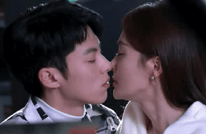 姐弟恋,22岁男星接机秦岚,他俩戏里戏外的cp感都好足啊!