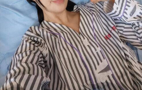 原创薇娅病倒做手术晒自拍照脸色苍白憔悴曾自曝全年无休一天只睡四个