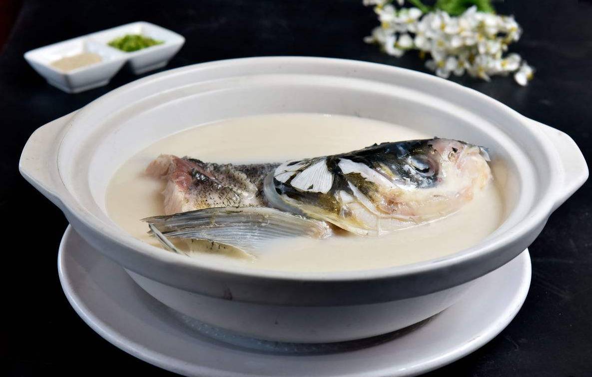 炖鱼头汤时,别直接加水炖,多加一步,鱼汤奶白色,上桌就被抢光