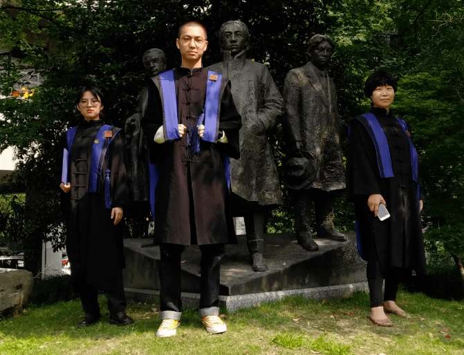 中央美院的"学士服"美上热搜!网友:羡慕哭了…_学位