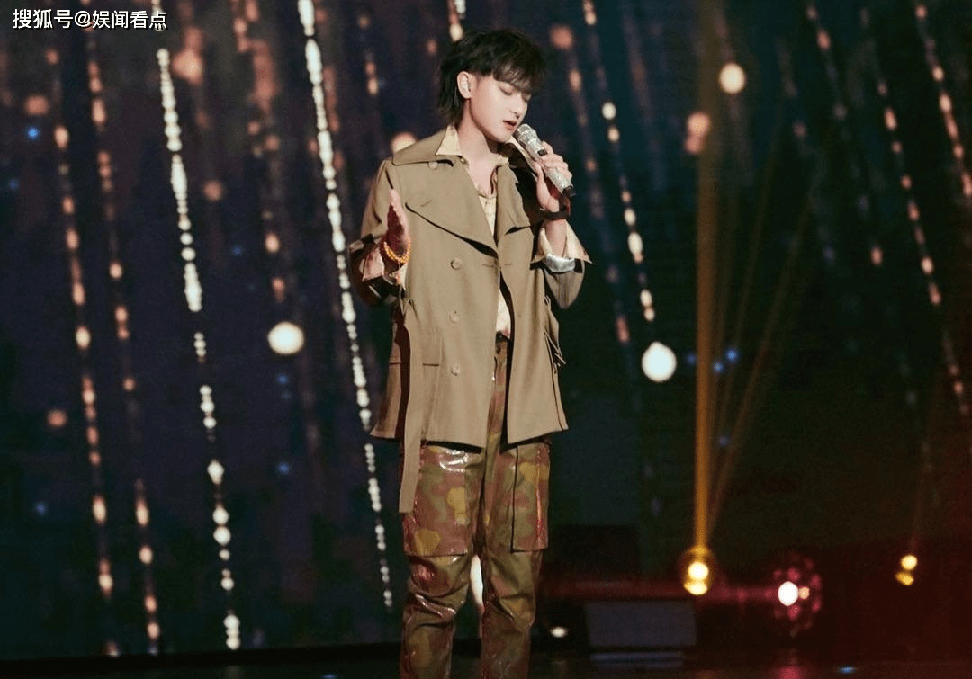 黄子韬穿卡其色短款风衣外套,潮流复古十足