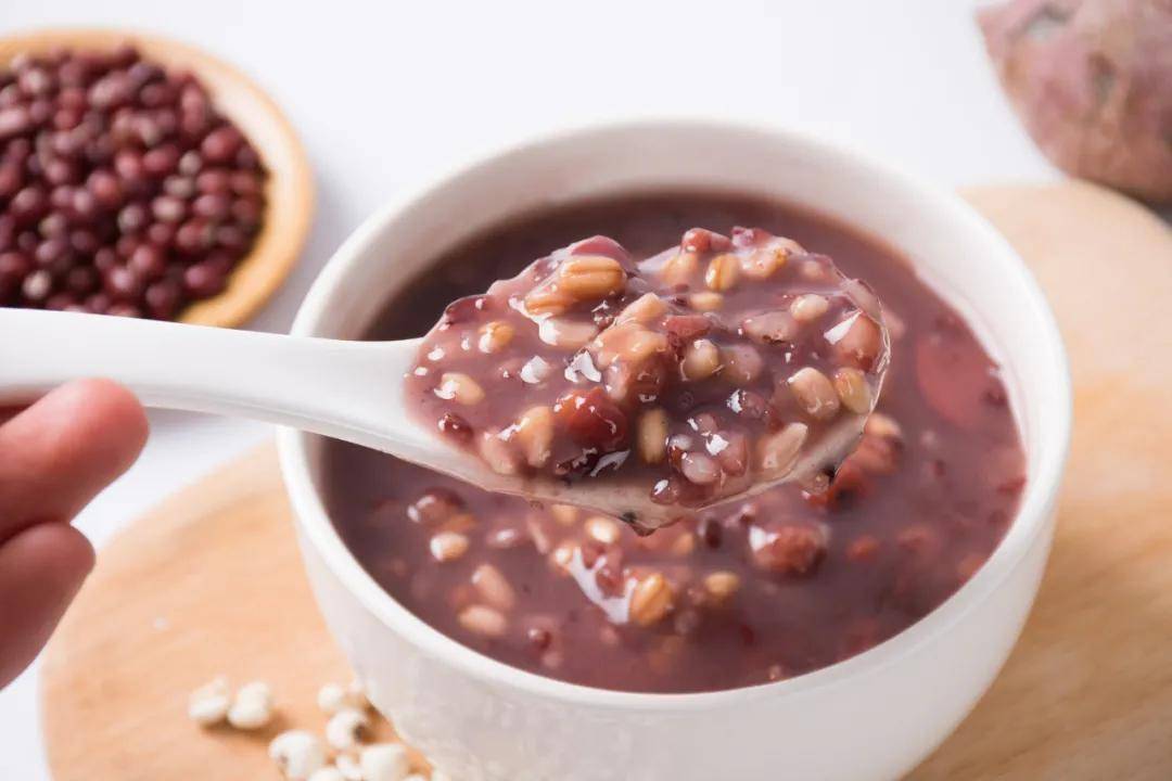 每日早晚两次食红小豆粥,久服可利水湿,健脾,减重.