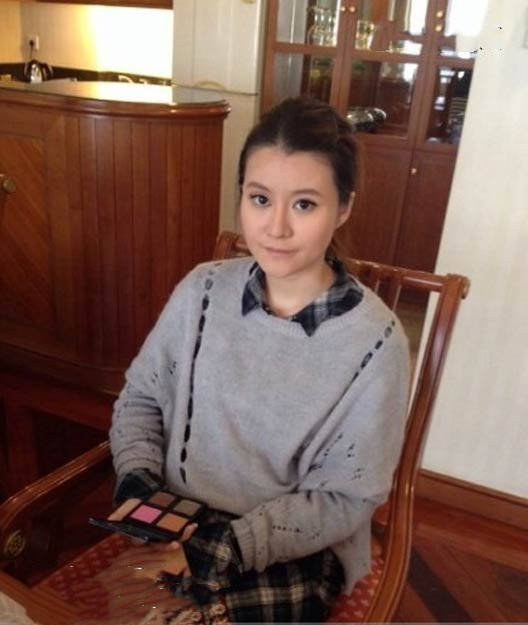 原创60岁的黄宏近照他妻子气质出众女儿漂亮家庭幸福人生圆满