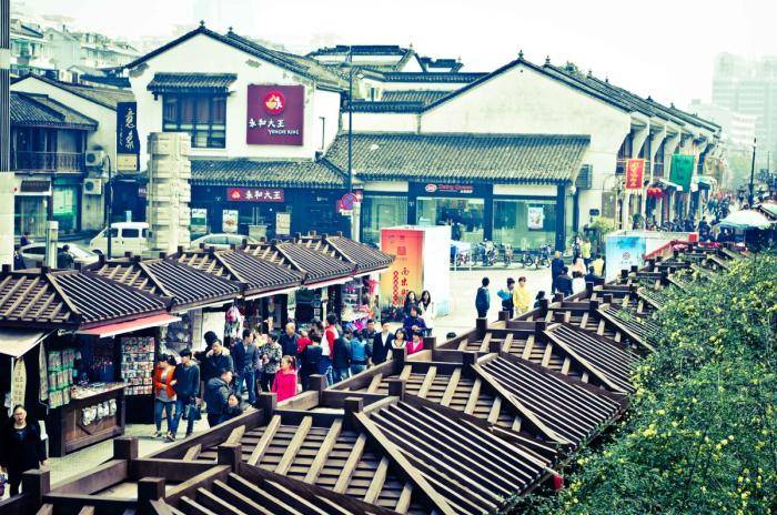最能代表杭州的一条千年古街，名气不亚西湖，仍旧刻着时代的印迹
