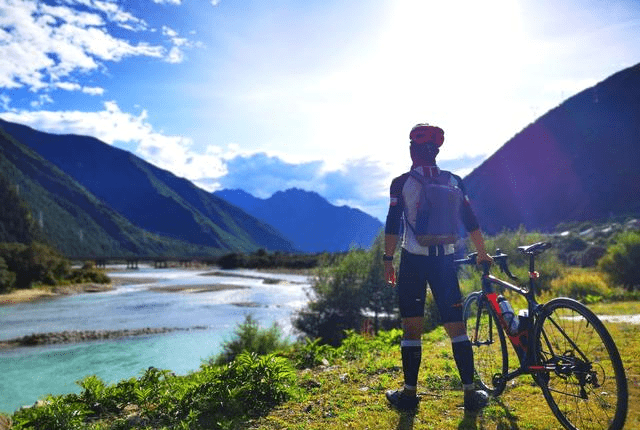 骑在烂路上，欣赏美的景！资深导游给你的川藏线骑行攻略！