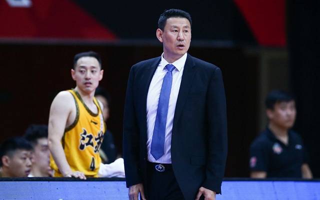 原创严惩裁判闫军这次遭殃的是江苏队史鸿飞被吹违体和假摔罚出场