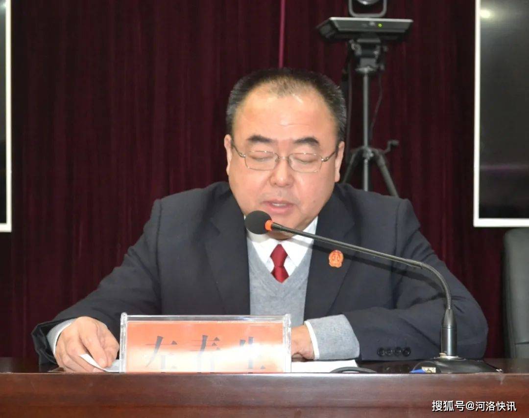 会上,党组成员,政治部主任陈海江同志传达了中央,省,市,县委和上级