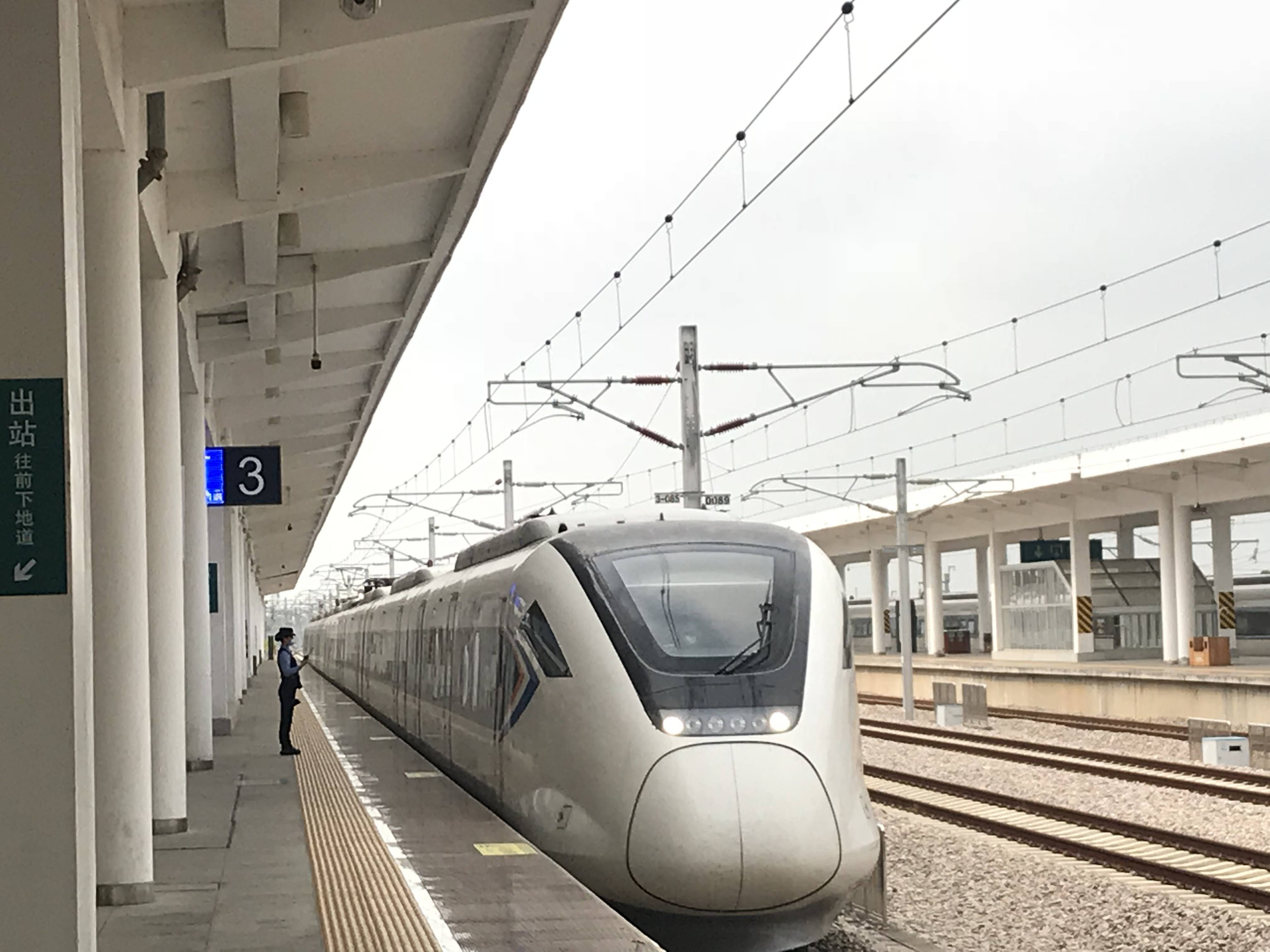 14日,湛江西站加开往佛山西方向旅客列车