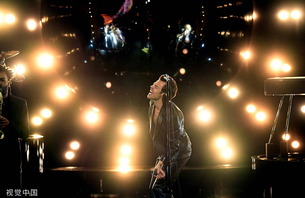 哈卷穿深v皮衣献唱格莱美满满雄性荷尔蒙