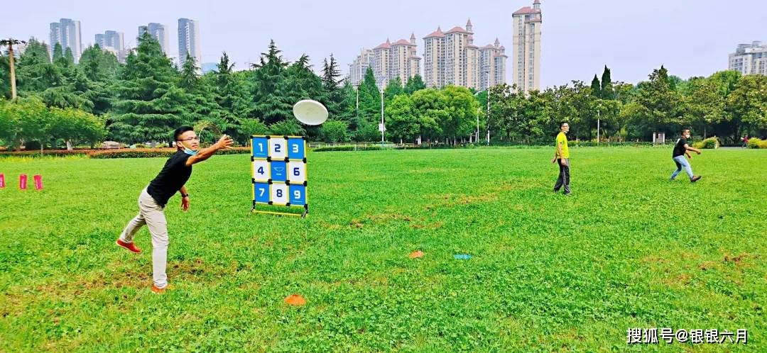 都是一项投准运动,团队成员在固定距离使用飞盘投入目标框即可得分