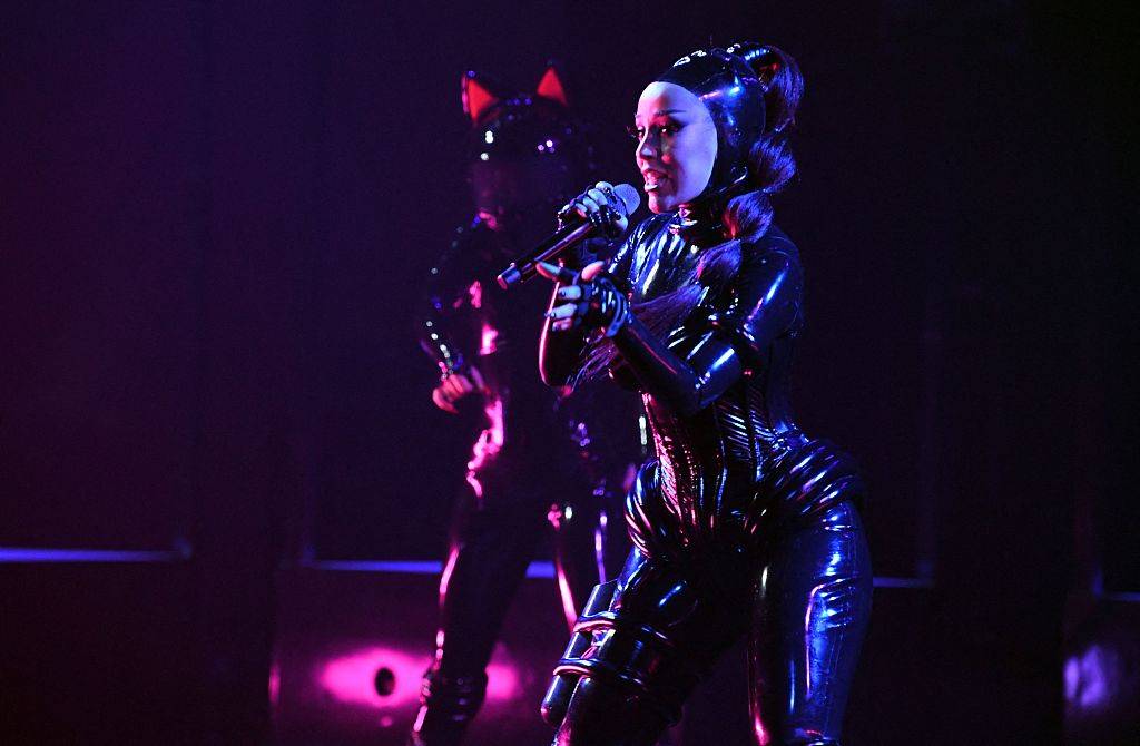 dojacat跪地激情热舞舞台炫酷未来感十足