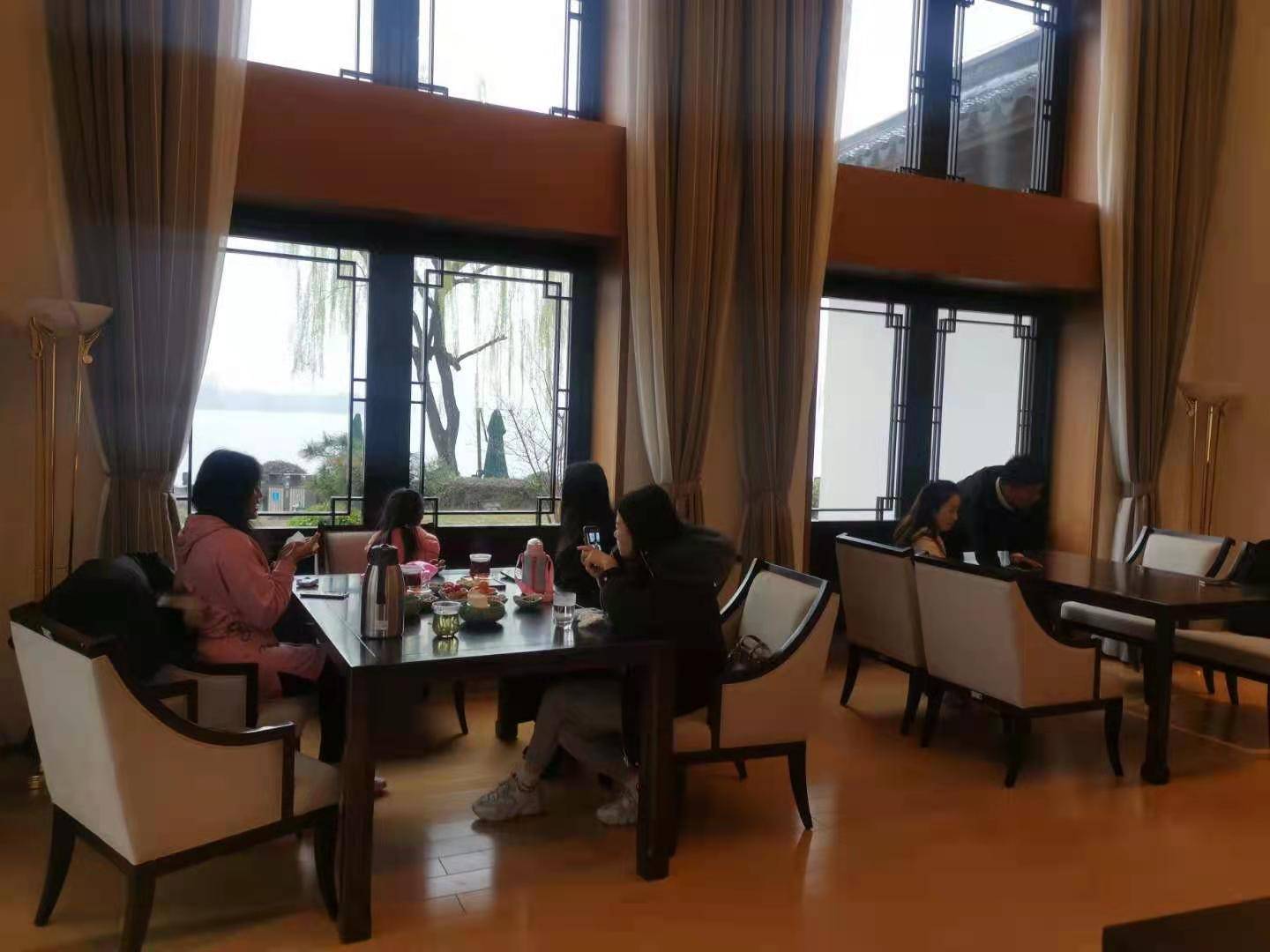 中式酒店仿古门窗，用餐赏景两不误「冠墅阳光」