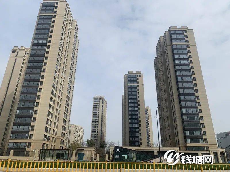 马路对面则是融创城,周边还有智慧谷正在建设中.