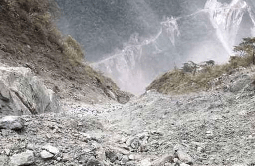 《登天之路——西藏开发大运输》：背着洗衣机翻越喜马拉雅山