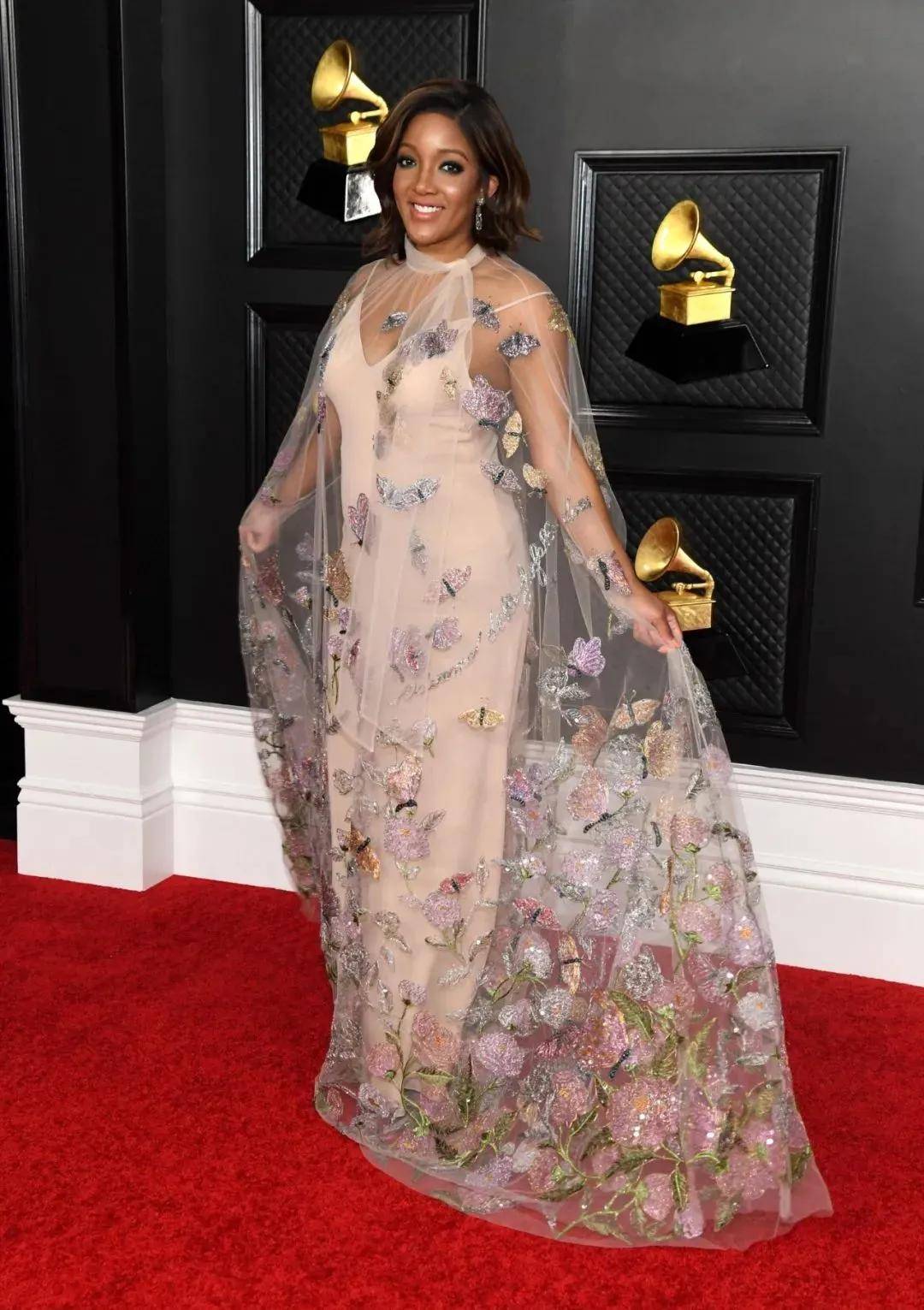 同样穿着鲜花元素的还有 mickey guyton,她这条来自 valentino,透明