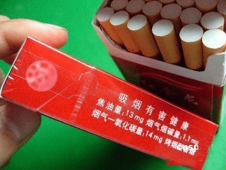 除了在香烟的烟盒上标明的"吸烟有害健康"之外,学校教育,家庭教育以及