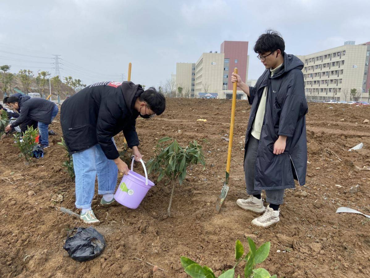 江苏科技大学开展"建绿色校园,树绿色理想"植树节活动